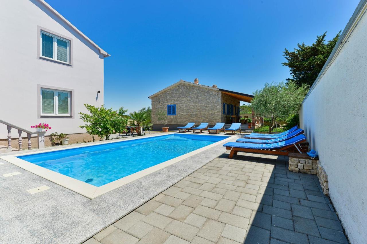 Family Friendly Apartments With A Swimming Pool Zadar - 18098 Eksteriør billede
