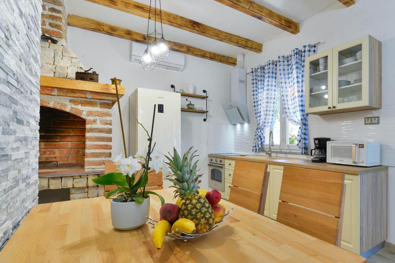 Family Friendly Apartments With A Swimming Pool Zadar - 18098 Eksteriør billede